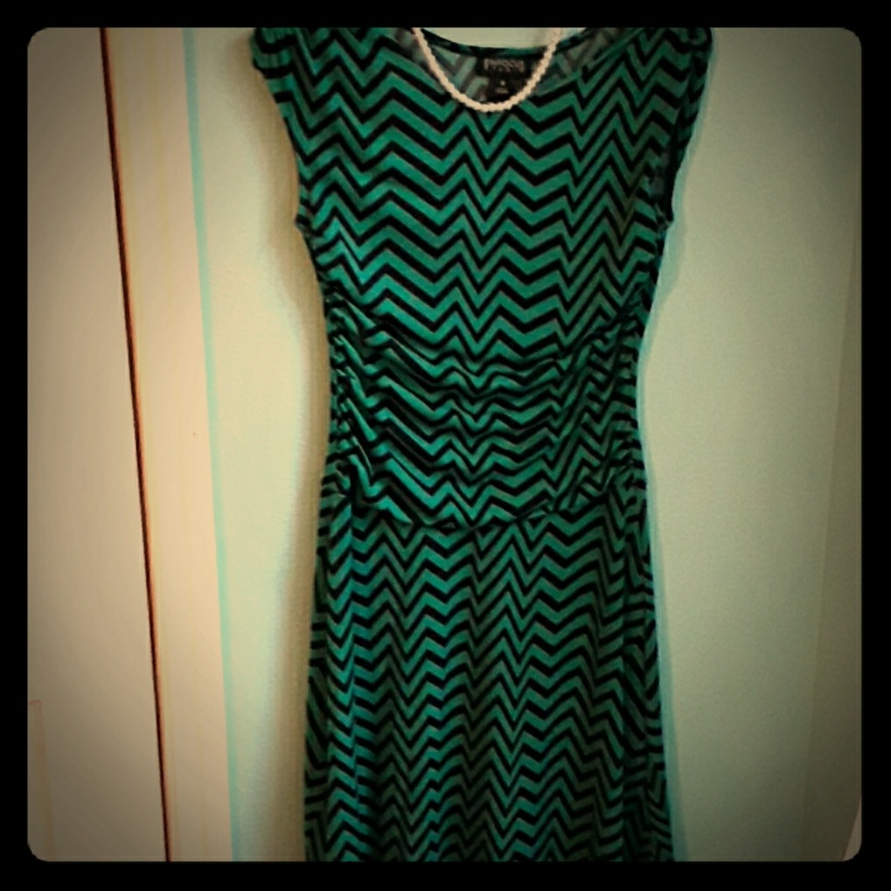 A zigzag green dress
